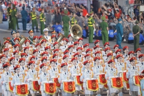 Ấm lòng những bước chân diễu binh trong vòng tay nhân dân